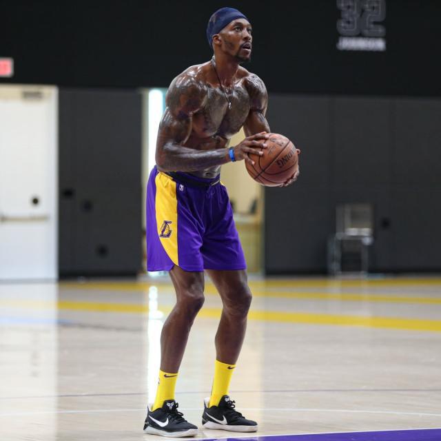 试图逼迫持 试图逼迫持